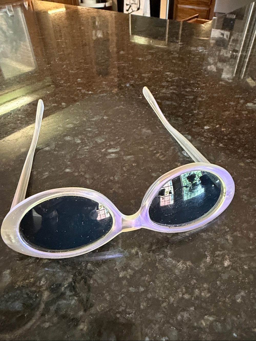 Vintage Iridescent Oval Sunglasses in Pearl Lavender JS-134
